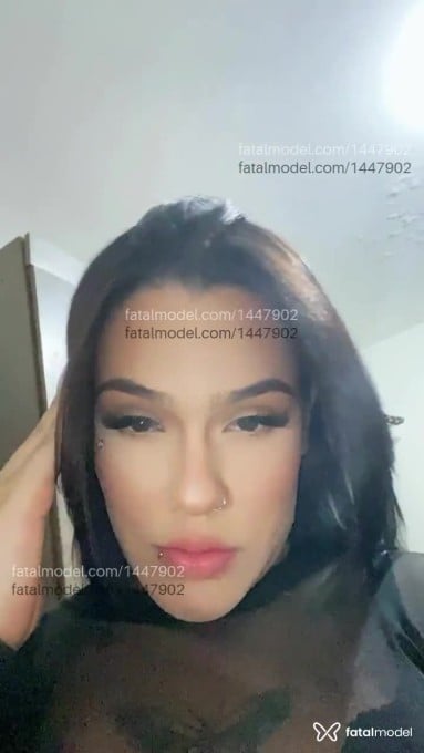 Acompanhante mulher trans com cabelo castanho de olhos mel em Araxá - Melina
