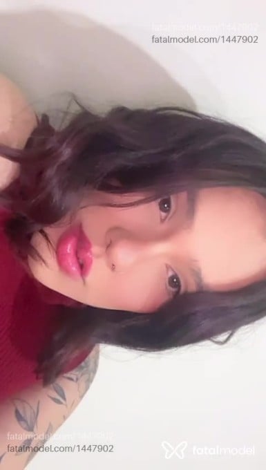 Acompanhante mulher trans com cabelo castanho de olhos mel em Araxá - Melina