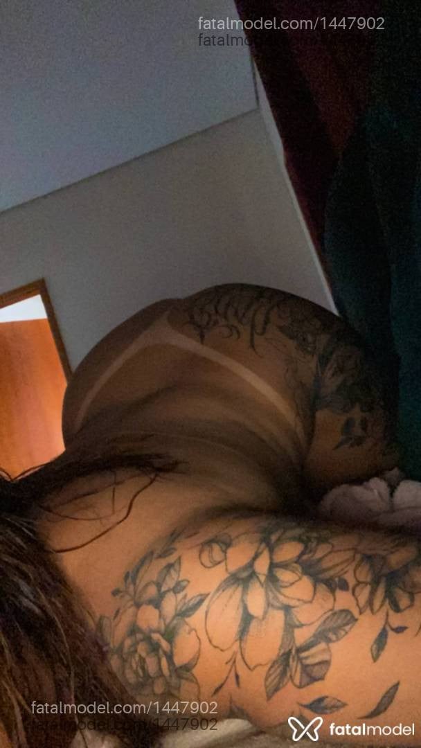 Acompanhante mulher trans com cabelo castanho de olhos mel em Araxá - Melina