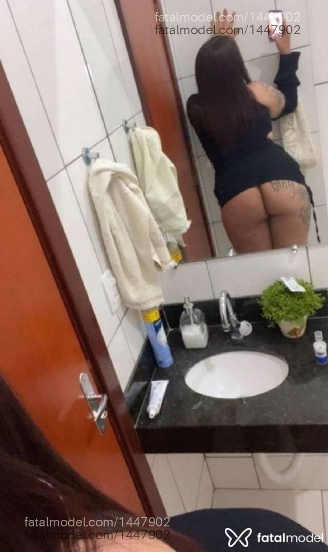Acompanhante mulher trans com cabelo castanho de olhos mel em Araxá - Melina