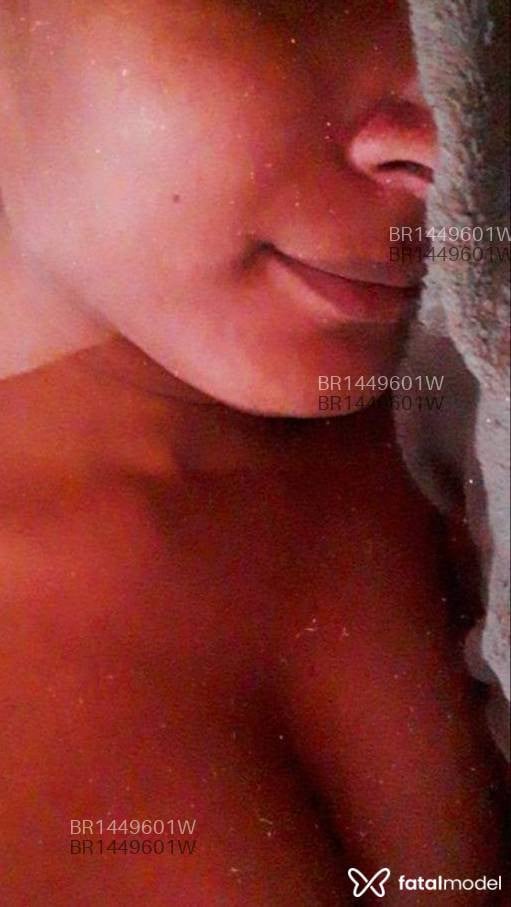 Acompanhante travesti com cabelo colorido de olhos castanhos em Araguaína Acompanhante travesti com cabelo colorido de olhos castanhos em Araguaína - Valentina Lustoza