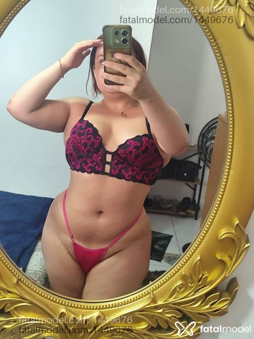 Acompanhante mulher trans com cabelo castanho de olhos mel - Lascivia