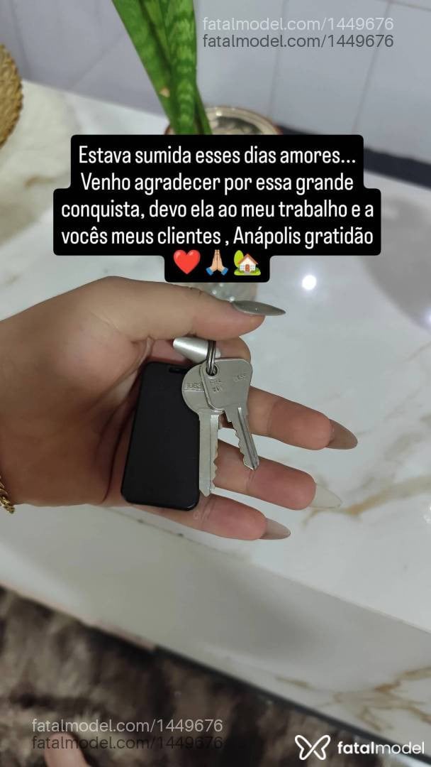 Acompanhante mulher trans com cabelo castanho de olhos mel - Jhôanne Amorim