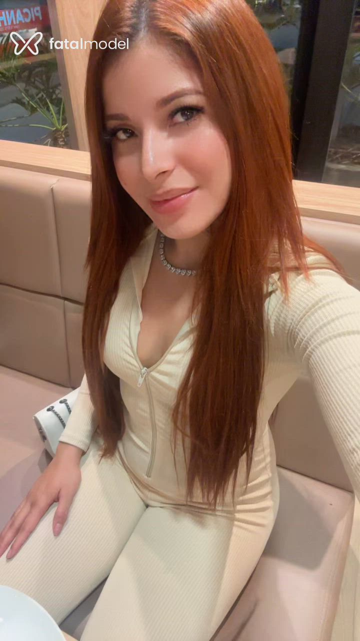 Acompanhante mulher ruiva (o) de olhos castanhos - Kimberly Martinez