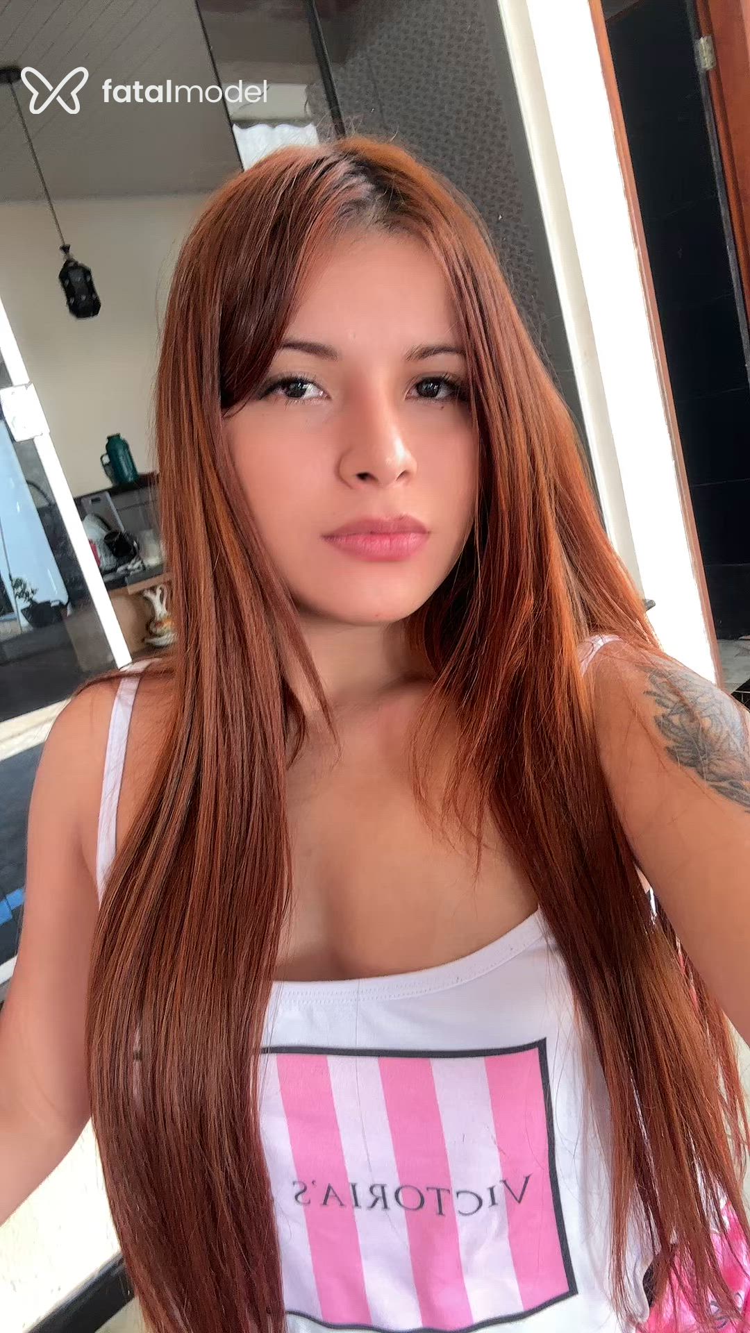 Acompanhante mulher ruiva (o) de olhos castanhos - Kimberly Martinez