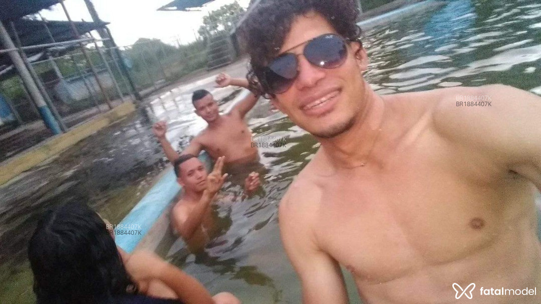 Acompanhante homem com cabelo castanho de olhos mel em Virtual Acompanhante homem com cabelo castanho de olhos mel em Virtual - Leo