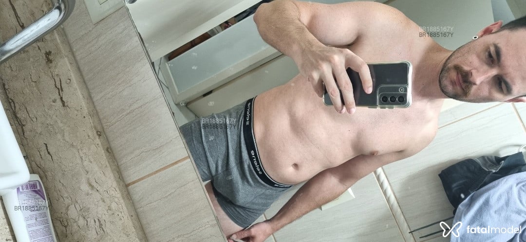 Acompanhante homem com cabelo castanho de olhos castanhos em São José Acompanhante homem com cabelo castanho de olhos castanhos em São José - Johnn