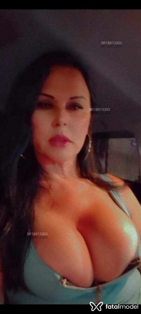 Acompanhante mulher trans com cabelo castanho de olhos castanhos - Marcela Bianca