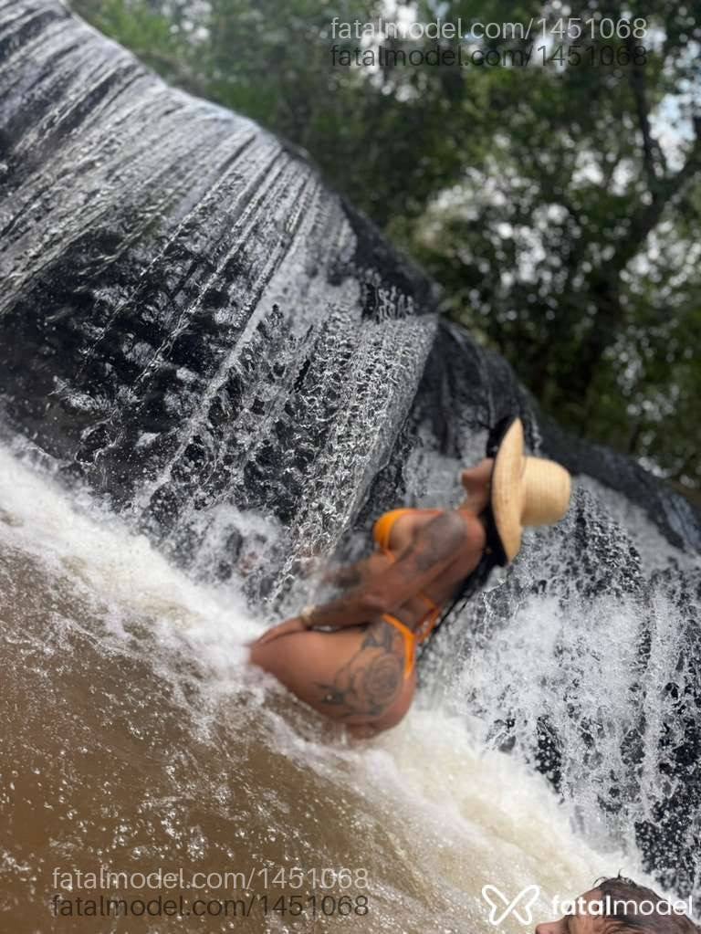 Acompanhante mulher morena (o) de olhos castanhos - Morena