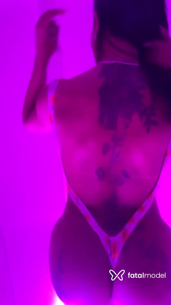 Acompanhante mulher trans morena (o) de olhos verdes - Adriélly Bumbumgg