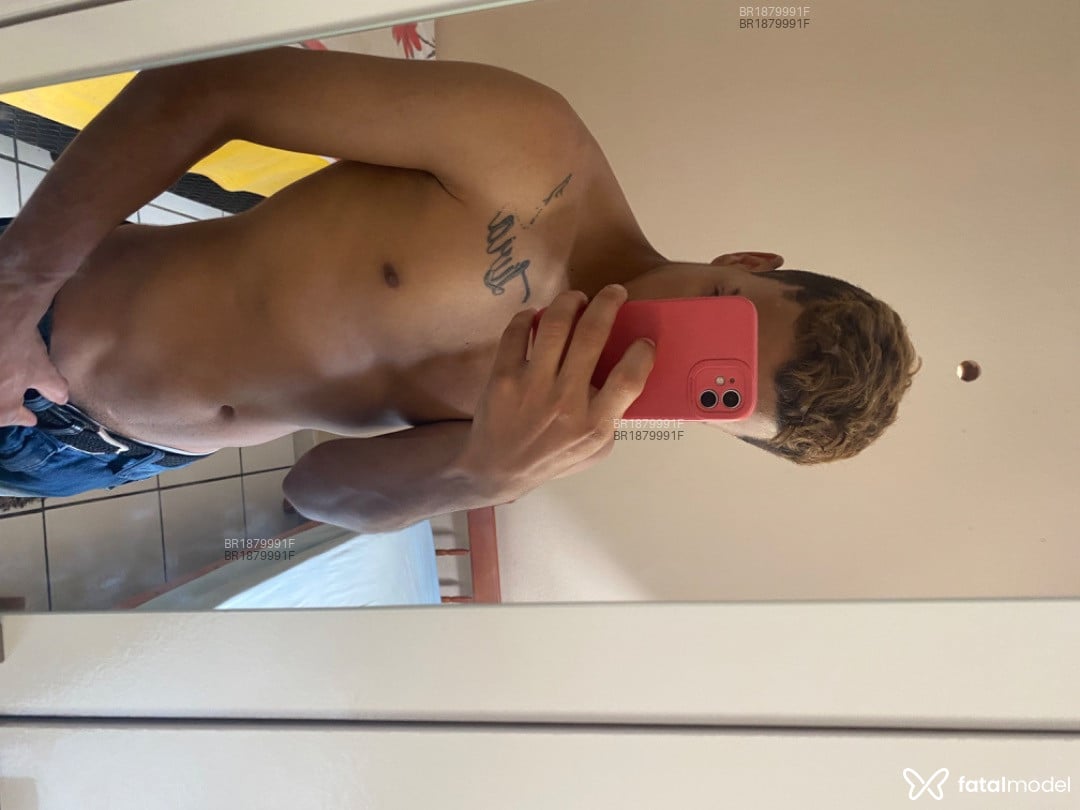 Acompanhante homem morena (o) de olhos castanhos em Joinville - Vitorio gama