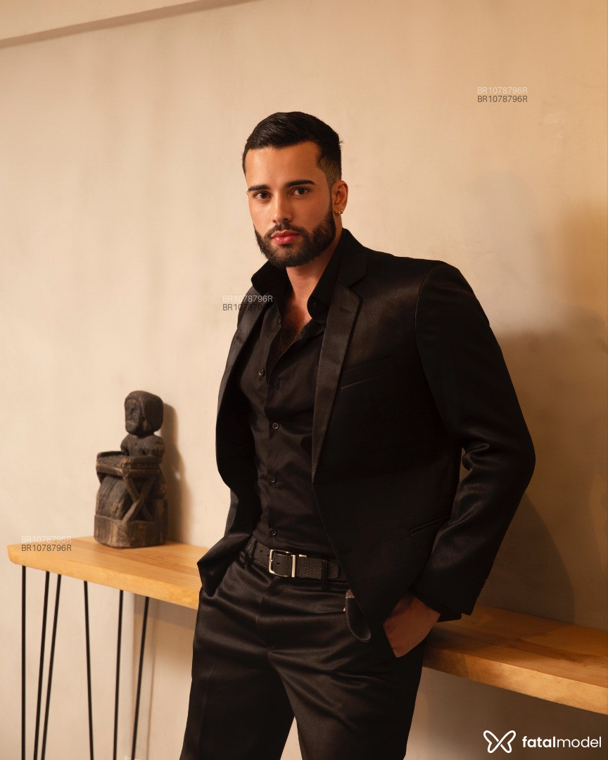 Acompanhante homem com cabelo castanho de olhos castanhos - FELIPE MÜLLER