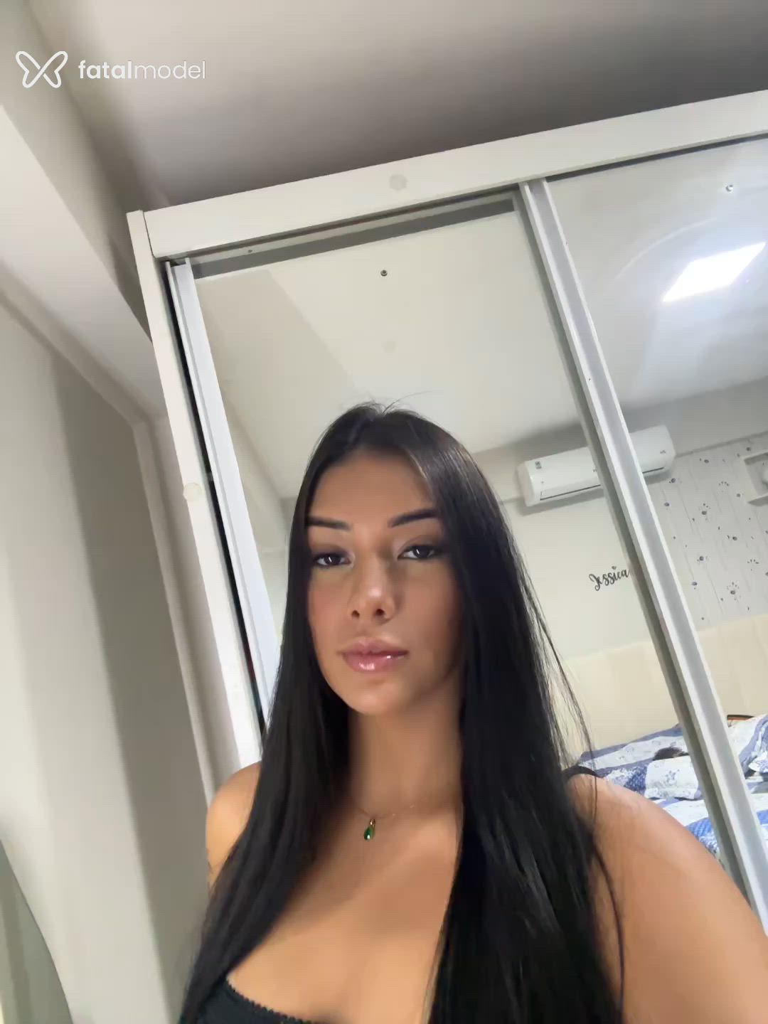 Acompanhante mulher morena (o) de olhos pretos - Athena