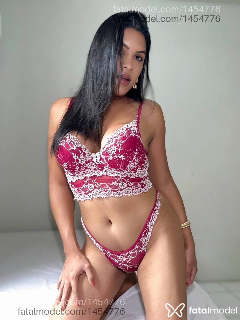 Acompanhante mulher trans morena (o) de olhos pretos - Paula Marques