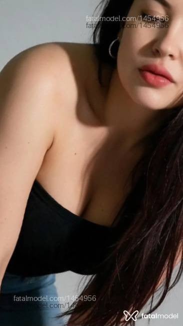 Acompanhante mulher com cabelo castanho de olhos pretos - Roberta