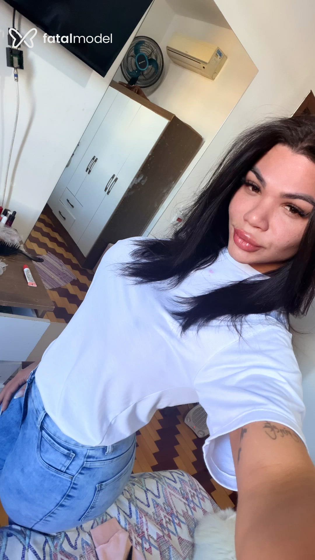Acompanhante mulher trans com cabelo castanho de olhos castanhos - Jeniffer Sabrina
