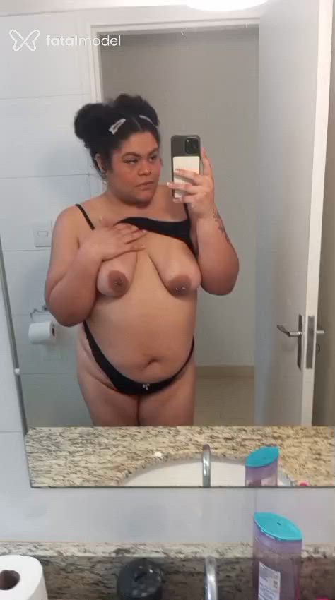 Acompanhante mulher morena (o) de olhos mel - Violeta