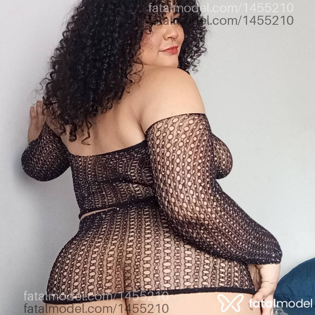 Acompanhante mulher morena (o) de olhos mel - Violeta