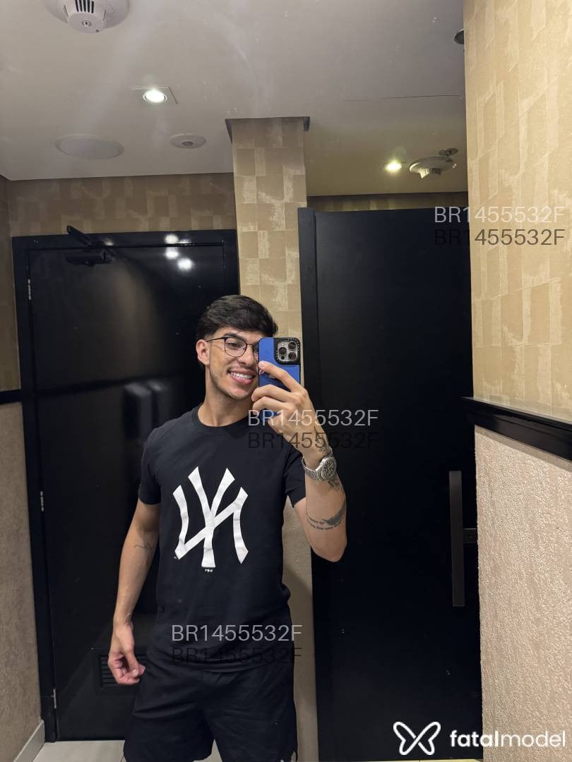 Acompanhante homem com cabelo castanho de olhos castanhos em Joinville - PEDRO