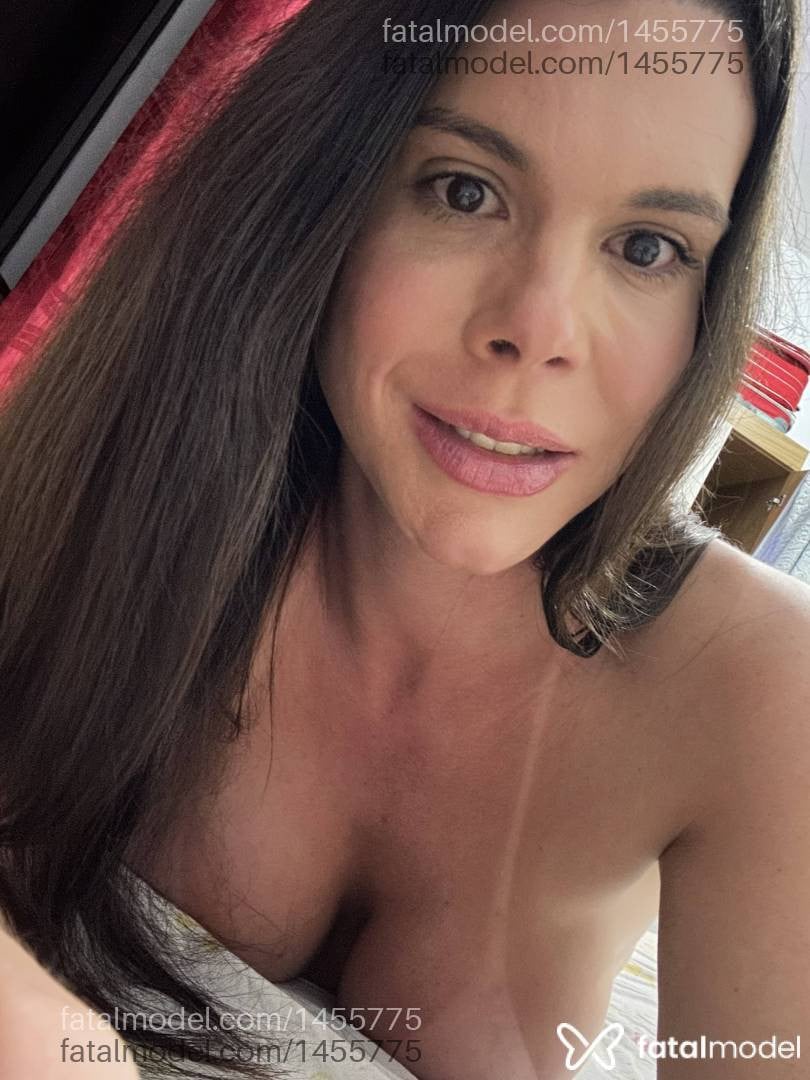 Acompanhante mulher trans com cabelo castanho de olhos castanhos - Amanda