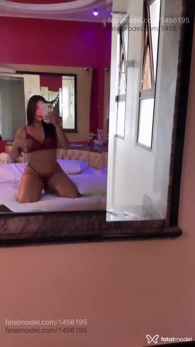 Acompanhante mulher com cabelo castanho de olhos mel - Valentina