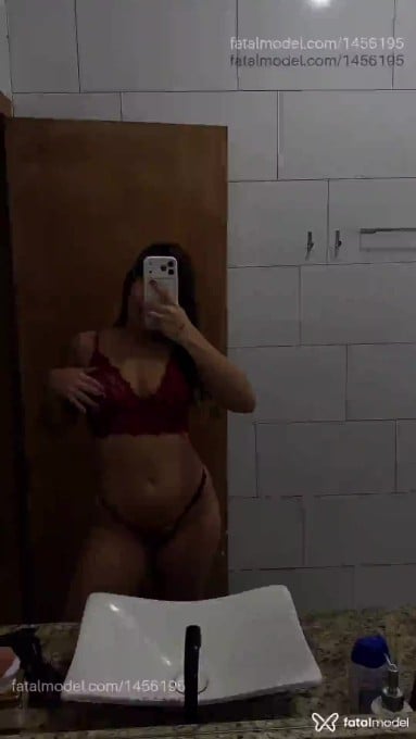 Acompanhante mulher com cabelo castanho de olhos mel - Valentina