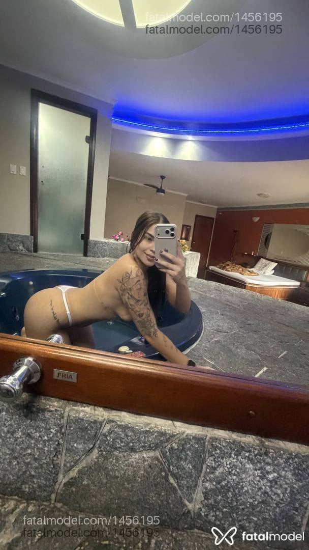 Acompanhante mulher com cabelo castanho de olhos mel - Valentina