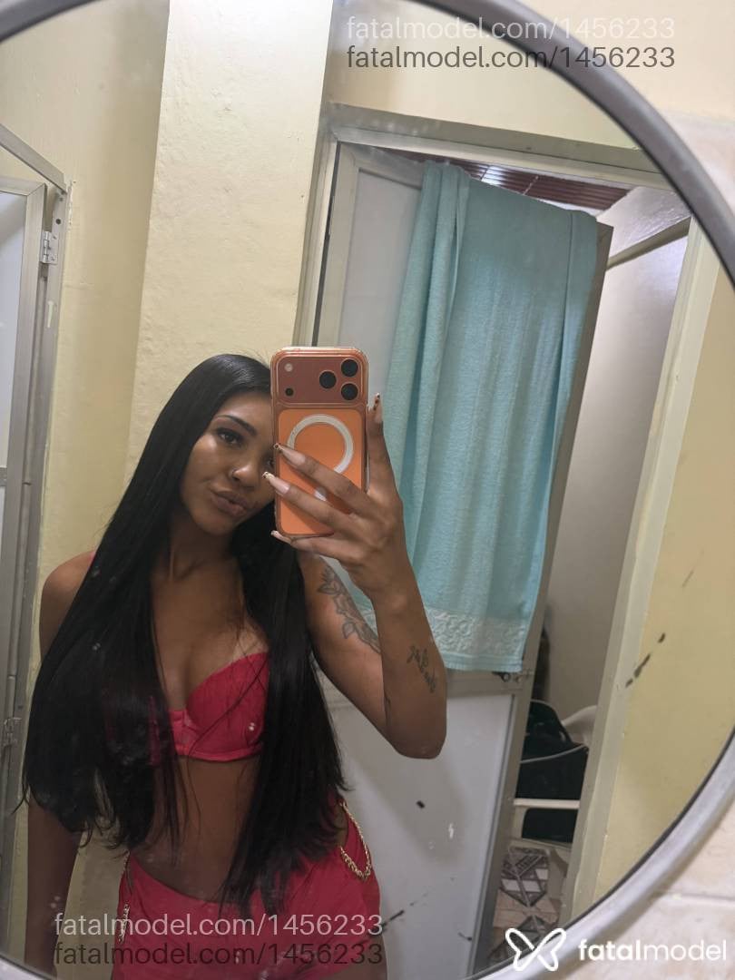 Acompanhante mulher morena (o) de olhos castanhos - poly