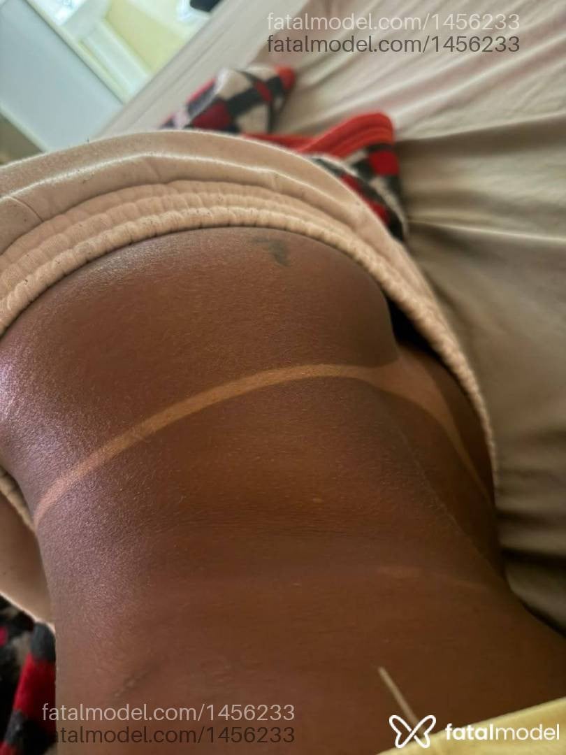 Acompanhante mulher morena (o) de olhos castanhos - poly