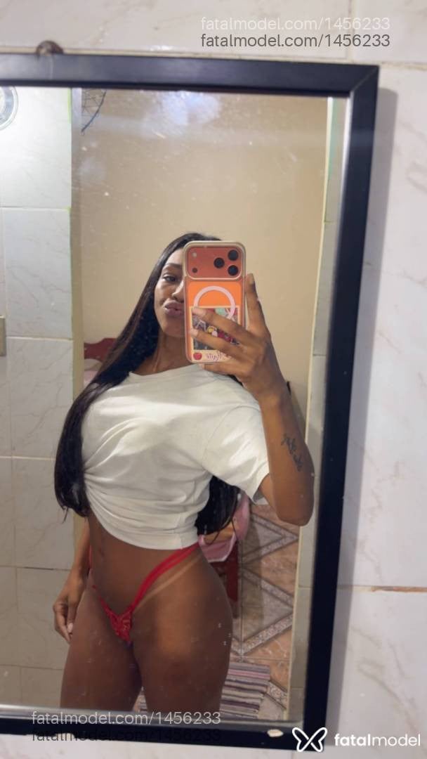 Acompanhante mulher morena (o) de olhos castanhos - poly