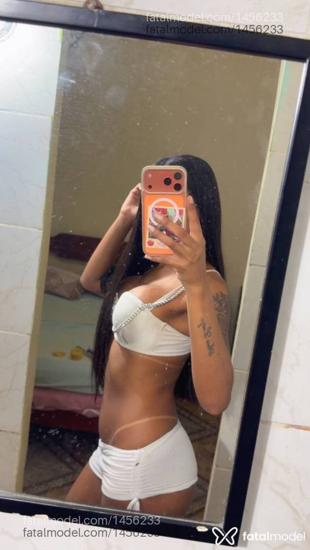 Acompanhante mulher morena (o) de olhos castanhos - poly
