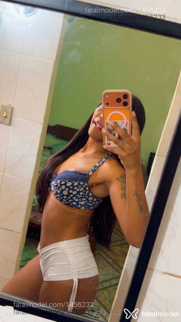 Acompanhante mulher morena (o) de olhos castanhos - poly