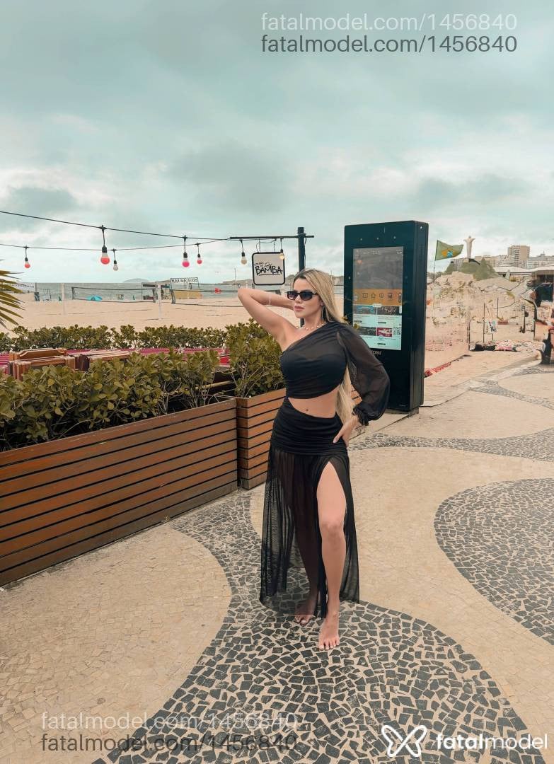 Acompanhante mulher loira (o) de olhos pretos - Ane