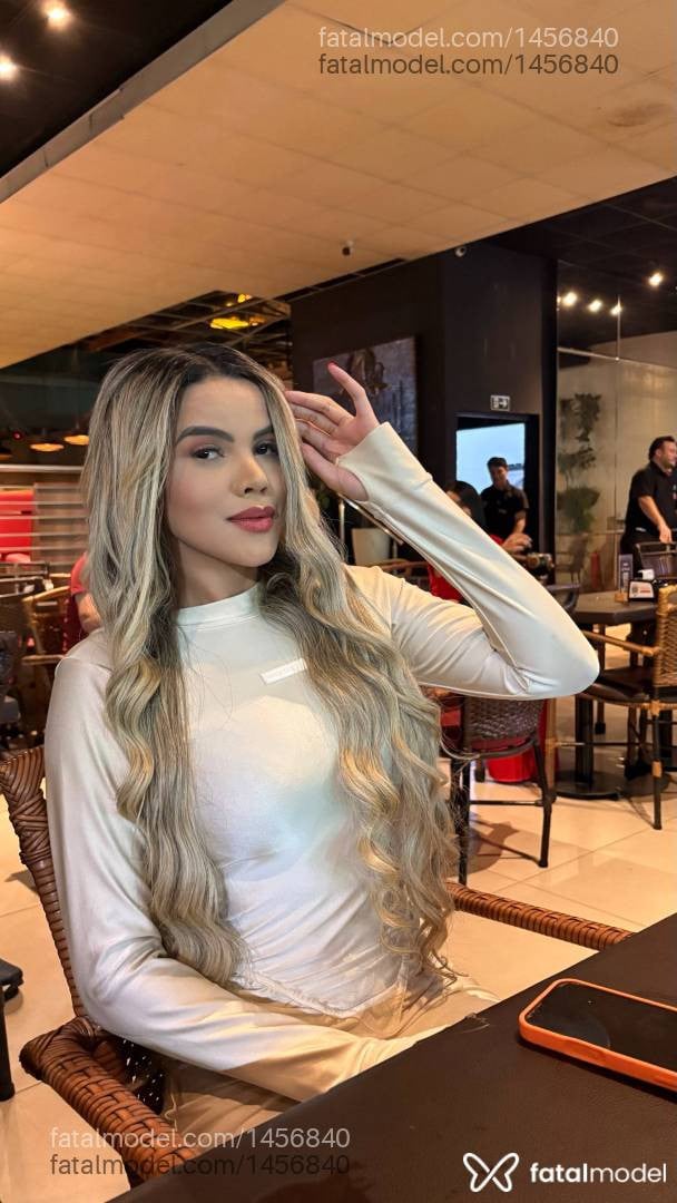 Acompanhante mulher loira (o) de olhos pretos - Ane