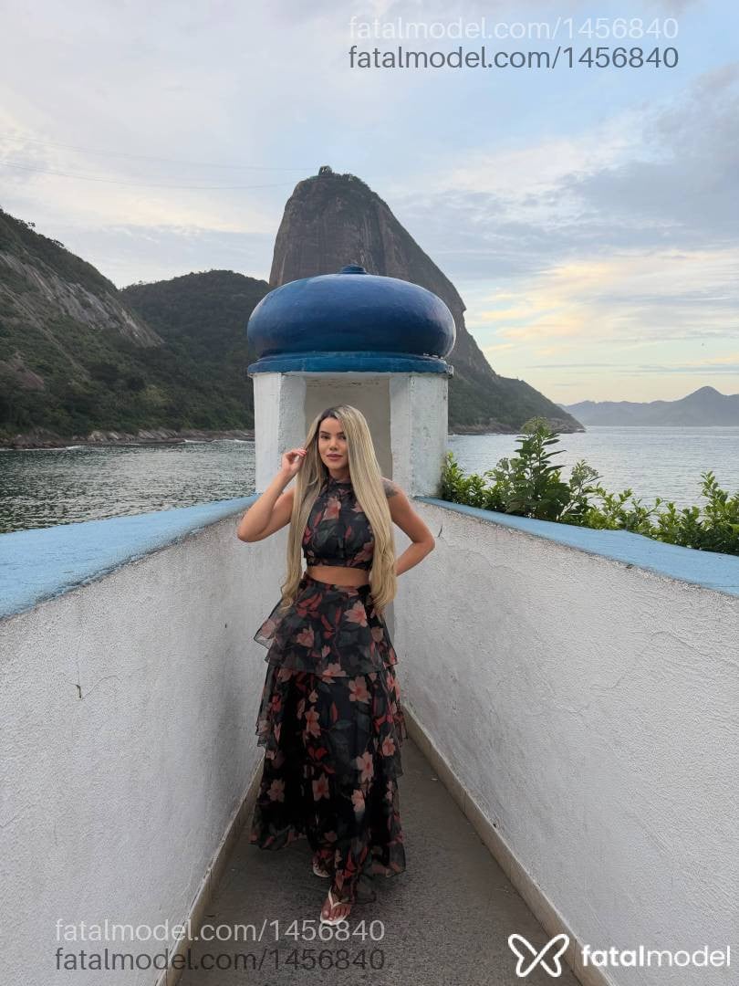 Acompanhante mulher loira (o) de olhos pretos - Ane