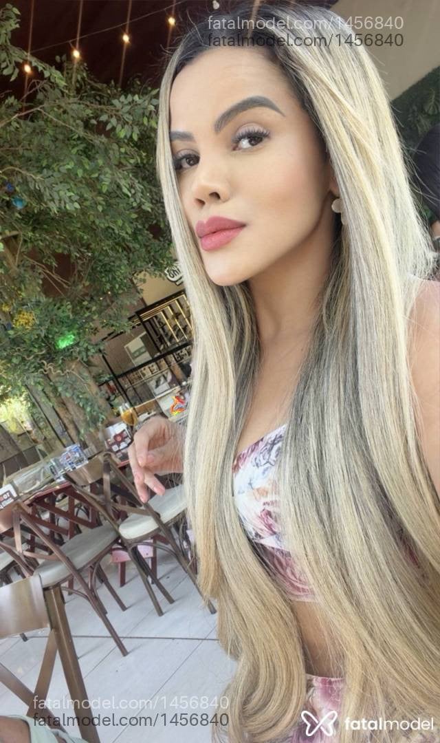 Acompanhante mulher loira (o) de olhos pretos - Ane