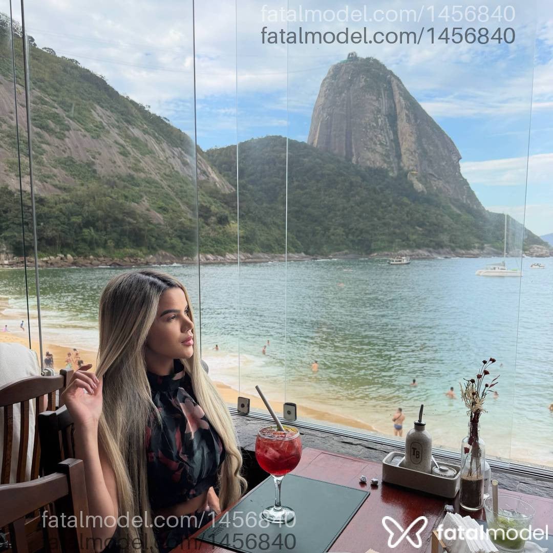Acompanhante mulher loira (o) de olhos pretos - Ane