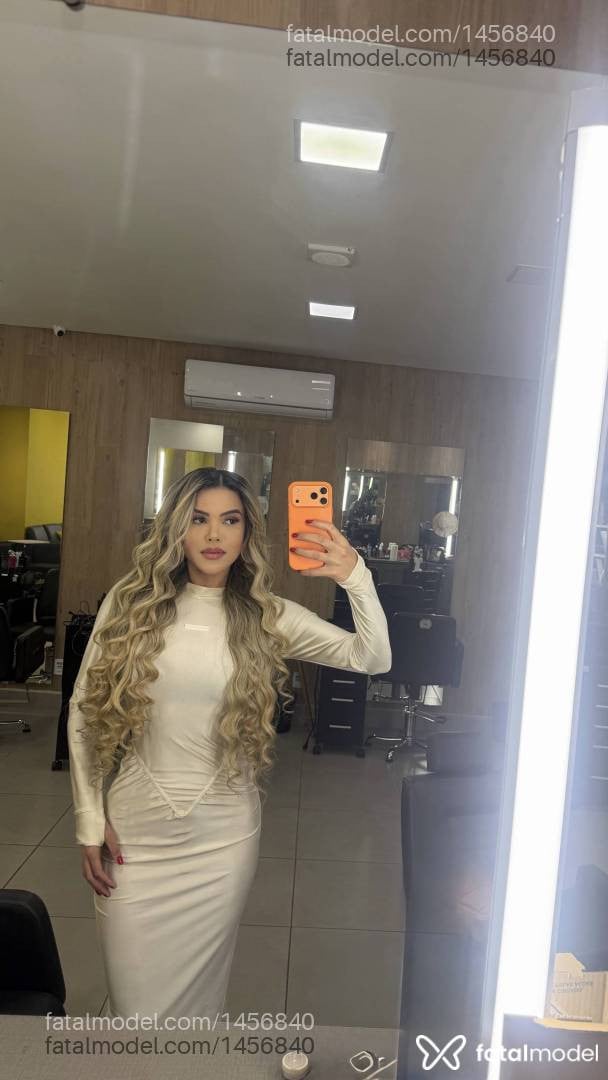 Acompanhante mulher loira (o) de olhos pretos - Ane