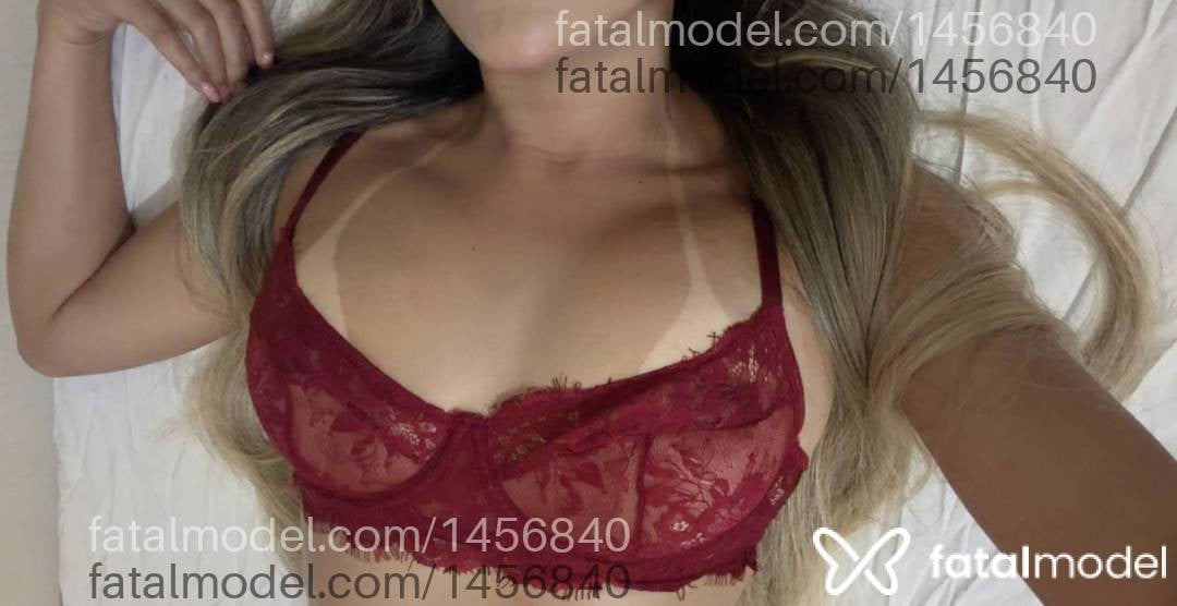Acompanhante mulher loira (o) de olhos pretos - Ane