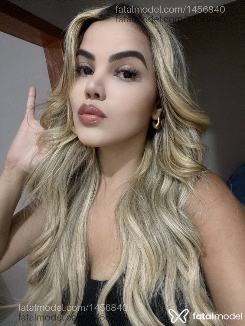 Acompanhante mulher loira (o) de olhos pretos - Ane