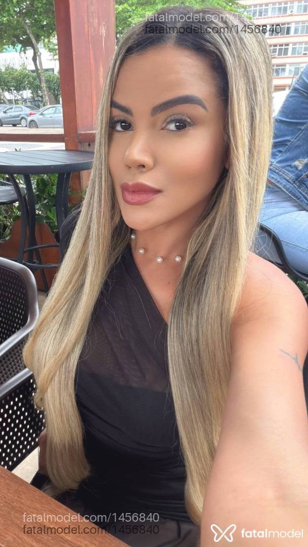 Acompanhante mulher loira (o) de olhos pretos - Ane