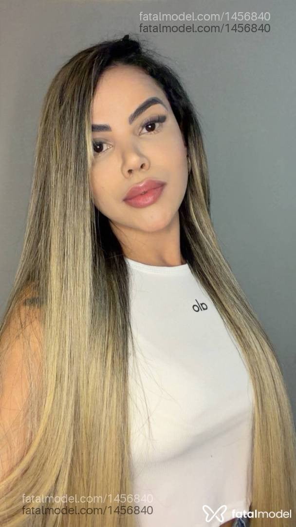 Acompanhante mulher loira (o) de olhos pretos - Ane