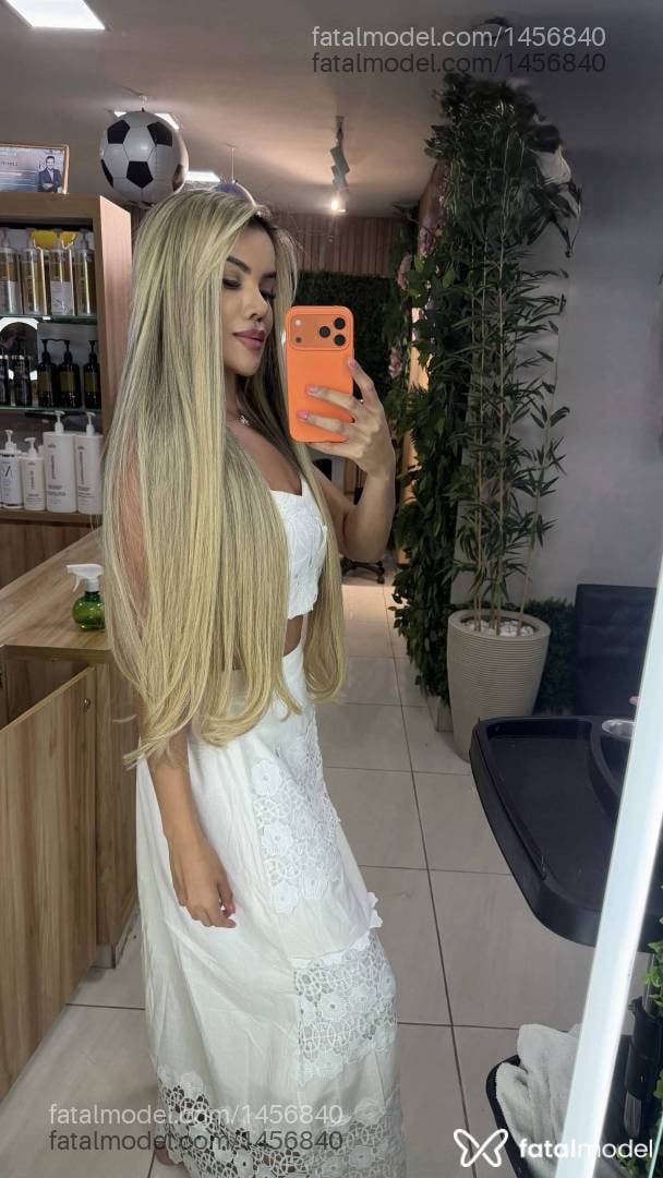 Acompanhante mulher loira (o) de olhos pretos - Ane