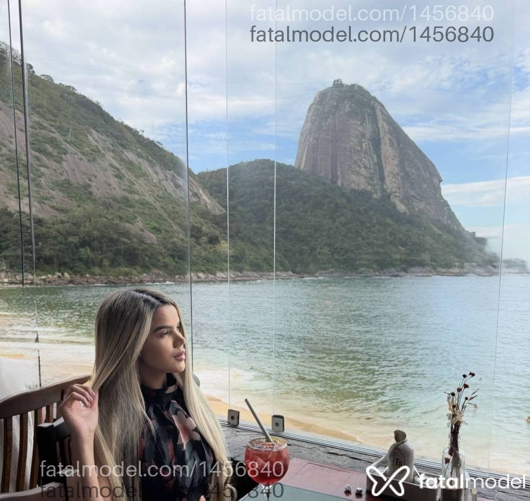 Acompanhante mulher loira (o) de olhos pretos - Ane