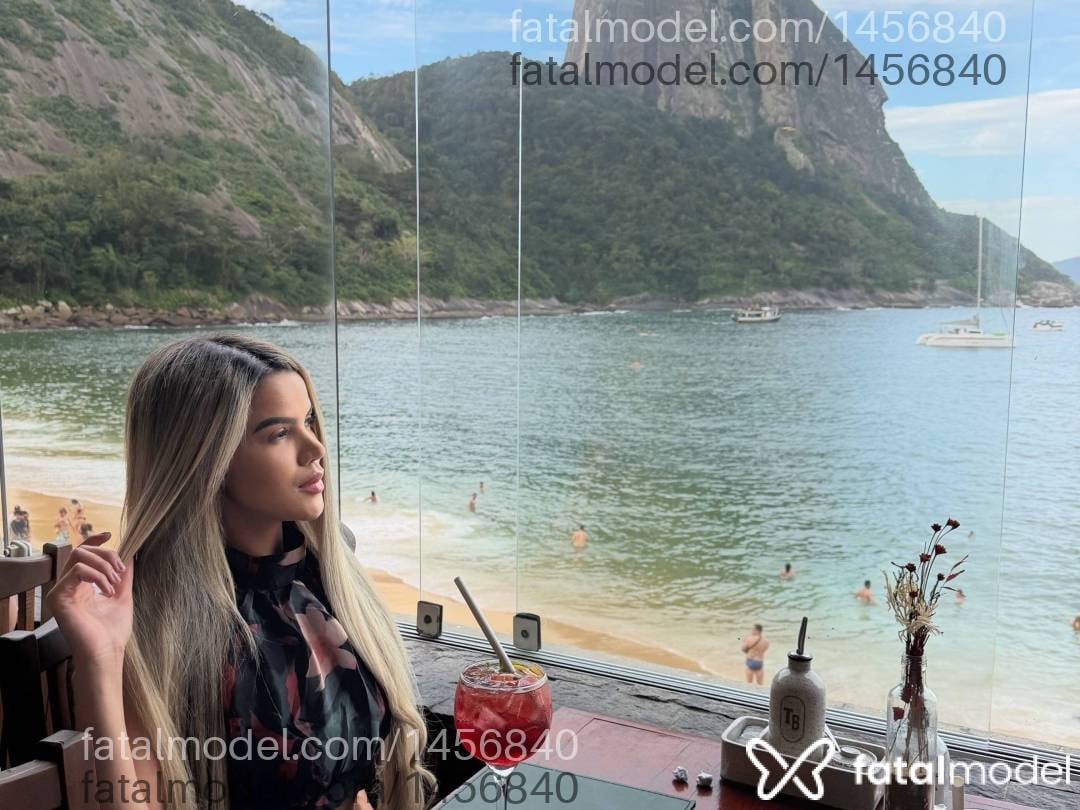 Acompanhante mulher loira (o) de olhos pretos - Ane