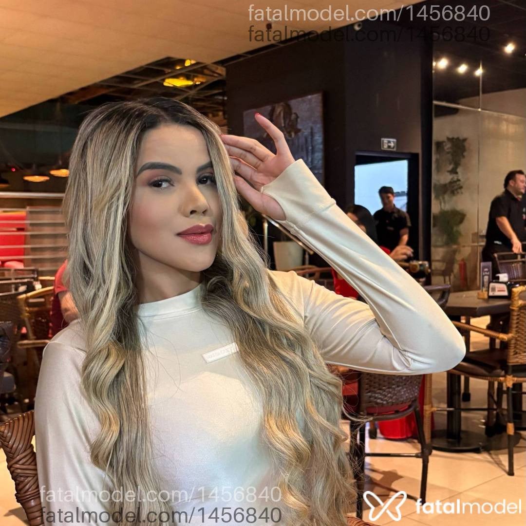 Acompanhante mulher loira (o) de olhos pretos - Ane