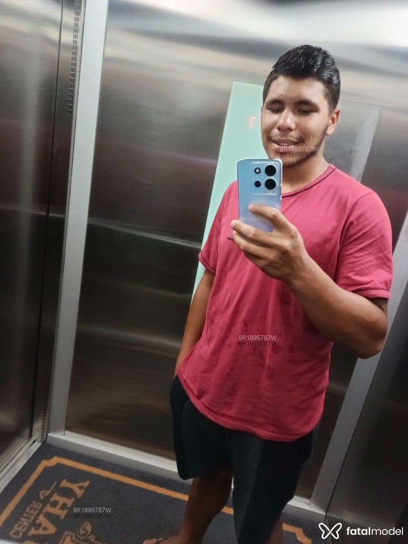 Acompanhante homem com cabelo castanho de olhos castanhos em Virtual - Carlos
