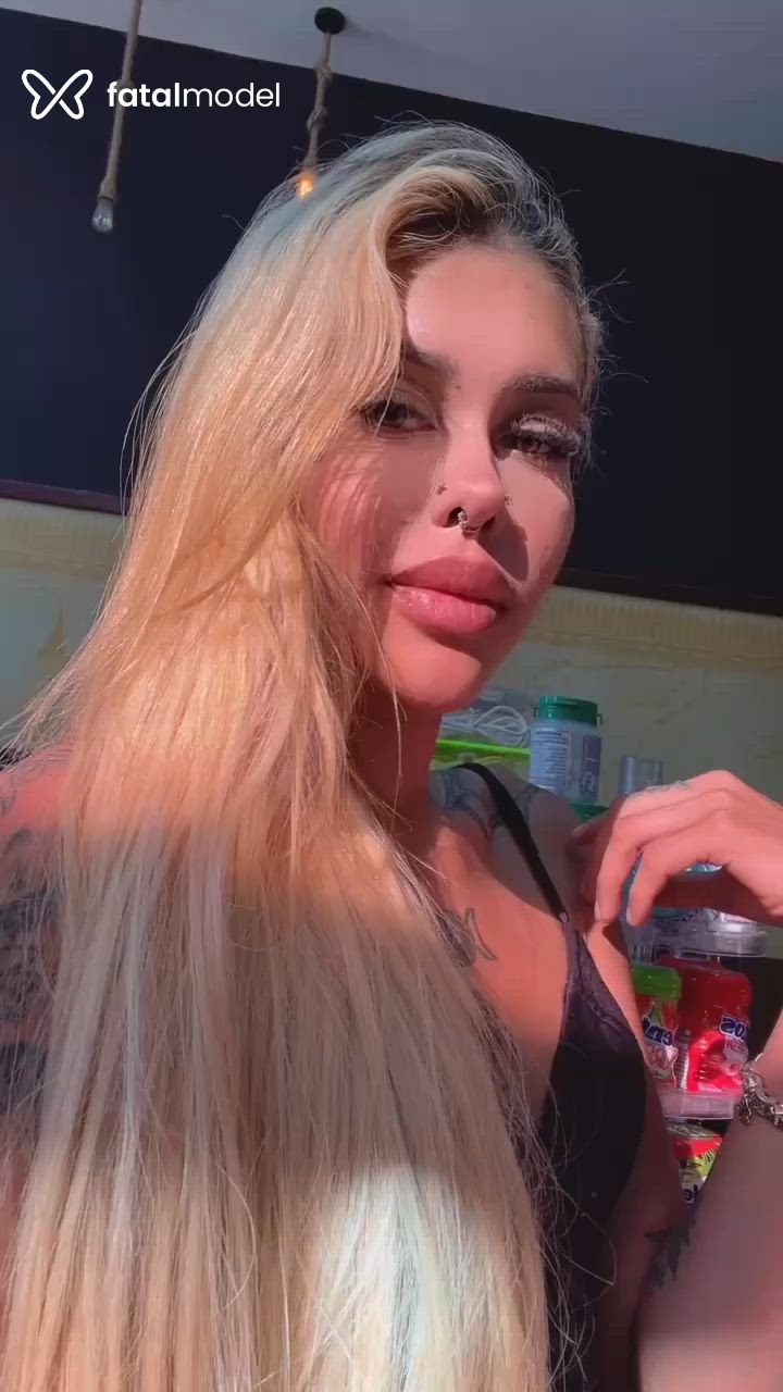 Acompanhante mulher ruiva (o) de olhos verdes - Ju Blohem