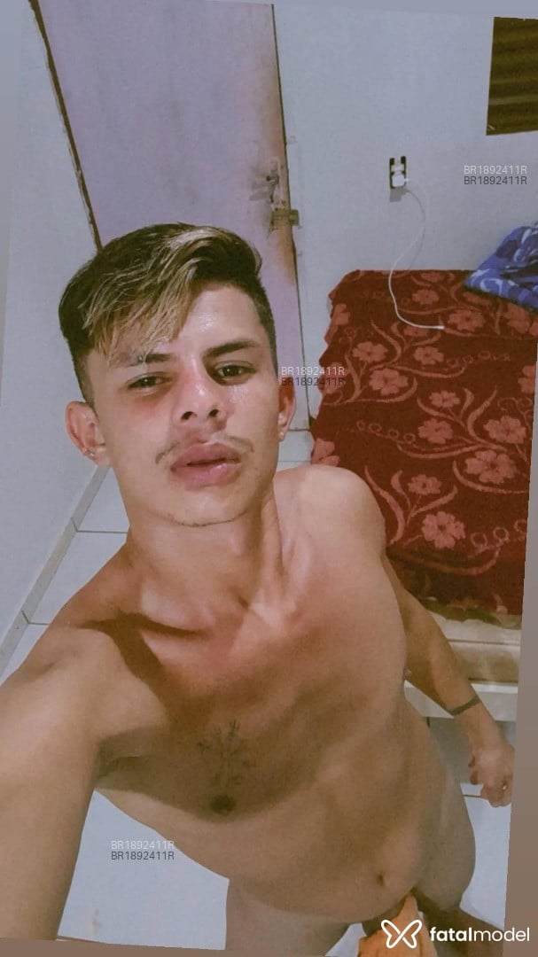 Acompanhante homem com cabelo castanho de olhos castanhos - Yolaus weckner Acompanhante homem com cabelo castanho de olhos castanhos - Yolaus weckner
