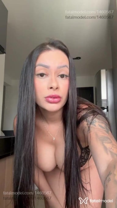 Acompanhante mulher com cabelo castanho de olhos castanhos - Camila Sales Acompanhante mulher com cabelo castanho de olhos castanhos - Camila Sales